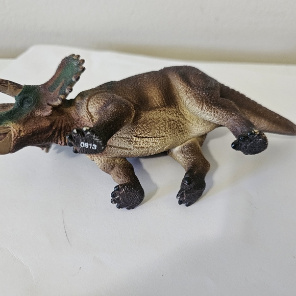Safari Ltd TRICERATOPS Dinosaur Figure - Picture 6 of 7